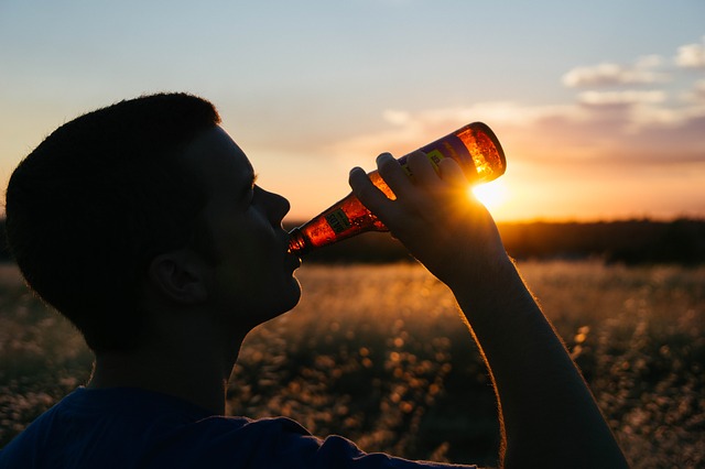 pitÃ­ piva pÅ™i zÃ¡padu slunce